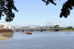 Fotos aus dem Hamburger Stadtteil Veddel, Bezirk Hamburg Mitte; Blick vom Peuter Elbdeich über die Norderelbe zu den Elbbrücken.