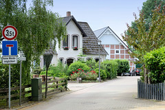 Sittensen ist eine Gemeinde im Landkreis Rotenburg (Wümme) in Niedersachsen;  Hofanlage mit Wohnhaus und Scheune.