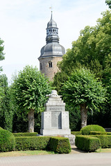 Zeven  ist eine Stadt im Landkreis Rotenburg (Wümme) in Niedersachsen; Weltkriegsdenkmal und Turm der Klosterkirche.