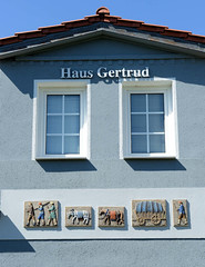 Dändorf   ist ein Ortsteil der Gemeinde Ostseebad  Dierhagen  im Landkreis Vorpommern-Rügen im Bundesland Mecklenburg-Vorpommern; Hausfassade mit Keramikdekoration.