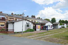 Sittensen ist eine Gemeinde im Landkreis Rotenburg (Wümme) in Niedersachsen;   Reihenhaus, rückwärtige Schuppen - Wäscheleine mit Wäsche.