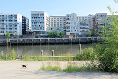 Fotos aus dem Hamburger Stadtteil Hafencity, Bezirk Hamburg Mitte; Blick vom Petersenkai über den Baakenhafen zu den Neubauten am Versmannkai.