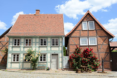 Die Hansestadt  Werben  (Elbe) ist eine Stadt im  Landkreis Stendal in Sachsen-Anhalt; Fachwerkhäuser mit blühenden Rosen.