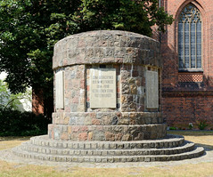 Rotenburg (Wümme) ist eine Stadt und Kreisstadt des gleichnamigen Landkreises  in Niedersachsen; Weltkriegsdenkmal an der Stadtkirche.