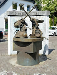 Rotenburg (Wümme) ist eine Stadt und Kreisstadt des gleichnamigen Landkreises  in Niedersachsen; Skulptur Parodie auf  Paar-oh-die -  Künstler Jürgen Goertz.