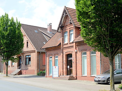 Sittensen ist eine Gemeinde im Landkreis Rotenburg (Wümme) in Niedersachsen;  Backsteinhäuser - Geschäftshaus mit Zwerchgiebel.