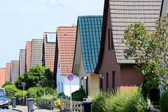 Zeven  ist eine Stadt im Landkreis Rotenburg (Wümme) in Niedersachsen; Einzelhäuser mit unterschiedlich farbigen Satteldach.