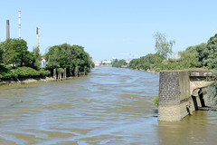 Fotos aus dem Hamburger Stadtteil Veddel, Bezirk Hamburg Mitte;  der Hovekanal fällt bei Niedrigwasser trocken - ehem. Kaianlagen stehen im Schlick.
