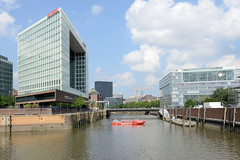 Fotos aus dem Hamburger Stadtteil Hafencity, Bezirk Hamburg Mitte; Spiegelgebäude an der Ericusspitze - Fahrgastschiff auf dem Zollkanal.