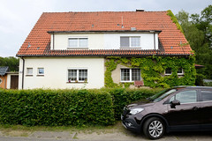 Breese ist ein Ort und gleichnamige Gemeinde im Landkreis Prignitz in Brandenburg; Doppelhaus   mit unterschiedlicher Fassadengestaltung.