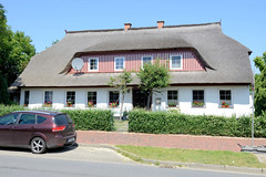 Das Ostseebad   Graal-Müritz   ist eine Gemeinde   im Landkreis Rostock in Mecklenburg-Vorpommern;  Reetdachhaus mit Fenstergaube in Graal.