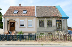 Bittkau ist eine Ortschaft und ein Ortsteil der Stadt Tangerhütte im Landkreis Stendal in Sachsen-Anhalt; Doppelhaus, restauriert und verfallen / Ruine.