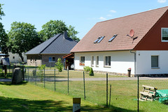Albertinenhof ist ein Ort in der Gemeinde Vellahn im Landkreis Ludwigslust-Parchim in Mecklenburg-Vorpommern; Wohnhäuser mit Vorgarten.