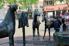 Rotenburg (Wümme) ist eine Stadt und Kreisstadt des gleichnamigen Landkreises  in Niedersachsen; Pferdebrunnen am Pferdemarkt - Bronzeskulpturen, Künstler Claus Homfeld.