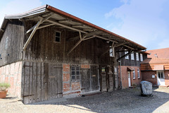 Sittensen ist eine Gemeinde im Landkreis Rotenburg (Wümme) in Niedersachsen; Fachwerkscheune mit Holzfassade und überdachten Toren.