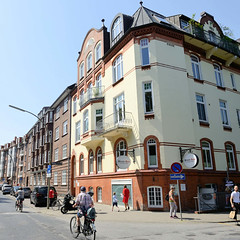 Fotos aus dem Hamburger Stadtteil Bergedorf; mehrstöckige Wohnhäuser / Geschäftshäuser in der Chrysanderstraße.