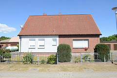 Rodenwalde  ist ein Ort in der Gemeinde Vellahn im Landkreis Ludwigslust-Parchim in Mecklenburg-Vorpommern; Doppelhaus mit unterschiedlicher Fassadengestaltung.