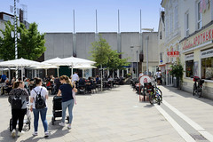 Fotos aus dem Hamburger Stadtteil Bergedorf; Bergedorfer Markt - im Hintergrund die Kaufhausarchitektur vom ehem. Karstadt.