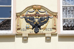 Die Hansestadt  Werben  (Elbe) ist eine Stadt im  Landkreis Stendal in Sachsen-Anhalt; Hausfassade - Wappen, Jahreszahl 1750 - Königl. Preuss. Priviligierte Apotheke.