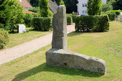 Zeven  ist eine Stadt im Landkreis Rotenburg (Wümme) in Niedersachsen; Skulpturengarten - Sandsteinskulptur Kain und Abel von Holger Voigts.