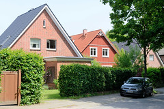 Fotos aus dem Hamburger Stadtteil Bergedorf; Einzelhäuser mit Satteldach in der Chrysanderstraße.