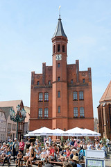 Die Stadt Perleberg ist die Kreisstadt des Landkreises Prignitz im Land Brandenburg; Veranstaltung auf dem Markt / Rathaus  - errichtet 1839 - Entwurf Stüler.