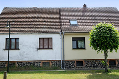 Cobbel ist eine Ortschaft und ein Ortsteil der Stadt Tangerhütte im Landkreis Stendal in Sachsen-Anhalt; Doppelhaus mit Feldsteinsockel.