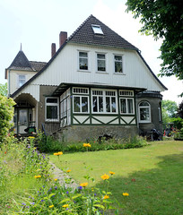 Sittensen ist eine Gemeinde im Landkreis Rotenburg (Wümme) in Niedersachsen; Villa mit Holzfassade / Veranda.