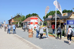 Das Ostseebad   Graal-Müritz   ist eine Gemeinde   im Landkreis Rostock in Mecklenburg-Vorpommern; Strandpromenade mit Imbiss in Müritz.