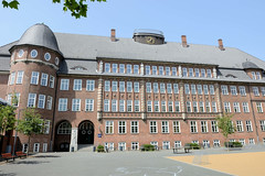 Fotos aus dem Hamburger Stadtteil Bergedorf;  Schulgebäude Hansa Gymnasium, erbaut 1913 - Architekt Fritz Schumacher / das Gebäude steht unter Denkmalschutz.