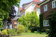 Fotos aus dem Hamburger Stadtteil Bergedorf; Villen mit Vorgärten.