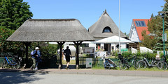 Das Ostseebad   Graal-Müritz   ist eine Gemeinde   im Landkreis Rostock in Mecklenburg-Vorpommern; mit Reetdach versehenes Gartentor - Café im Reetdachhaus.