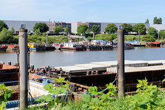 Fotos aus dem Hamburger Stadtteil Veddel, Bezirk Hamburg Mitte; Binnenschiffe / Schuten und Schubschiffe liegen im Peutehafen.