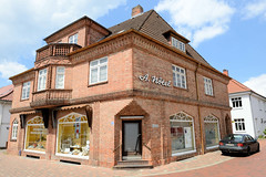 Scheeßel ist eine Ortschaft in der gleichnamigen Gemeinde im Landkreis Rotenburg (Wümme) in Niedersachsen;  expressionistische Architektur - Backsteingebäude mit Zierelementen.