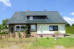 Pritzier ein Ort und gleichnamige Gemeinde im Landkreis Ludwigslust-Parchim in Mecklenburg-Vorpommern;  Doppelhaus mit unterschiedlicher Fassadengestaltung.