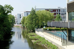 Fotos aus dem Hamburger Stadtteil Bergedorf; Neubauten am Ufer der Bille - Schwimmbad.