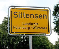 Sittensen ist eine Gemeinde im Landkreis Rotenburg (Wümme) in Niedersachsen; Ortsschild.