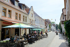 Die Stadt Perleberg ist die Kreisstadt des Landkreises Prignitz im Land Brandenburg; Eiscafé in der Bäckerstraße, FußgängerInnenzone.