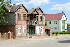 Die Hansestadt  Werben  (Elbe) ist eine Stadt im  Landkreis Stendal in Sachsen-Anhalt;  Fachwerkhaus mit Doppelgiebel und überdachtem Balkon.