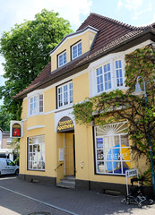 Scheeßel ist eine Ortschaft in der gleichnamigen Gemeinde im Landkreis Rotenburg (Wümme) in Niedersachsen;  Geschäftsgebäude - Apotheke.