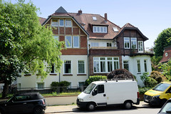 Fotos aus dem Hamburger Stadtteil Bergedorf; Wohnhaus mit Fachwerkgiebel - Deko Ausfachung.