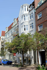 Fotos aus dem Hamburger Stadtteil Bergedorf; historische Wohnhäuser / Geschäftshäuser im Reetwerder, errichtet um 1900.