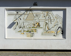 Das Ostseebad   Graal-Müritz   ist eine Gemeinde   im Landkreis Rostock in Mecklenburg-Vorpommern; Fassadenbild in Graal -  Sgraffito / Reliefbild Bauarbeiter bei der Arbeit - Hausfassade.