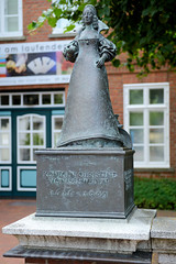 Zeven  ist eine Stadt im Landkreis Rotenburg (Wümme) in Niedersachsen; Bronzeskulptur Köingin Christine von Schweden - Bildhauer Klaus Luckey 1986.