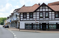 Scheeßel ist eine Ortschaft in der gleichnamigen Gemeinde im Landkreis Rotenburg (Wümme) in Niedersachsen; Geschäftshäuser.