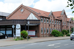 Sittensen ist eine Gemeinde im Landkreis Rotenburg (Wümme) in Niedersachsen;  Gewerbegebäude mit dreieckigen Dachgauben.