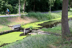 Findorf ist ein Ortsteil der Gemeinde Gnarrenburg im Landkreis Rotenburg (Wümme) in Niedersachsen; Klappstau - Klappstauwehranlage. die Stauwerke wurden eingerichtet um den Kanal „schiffbar“ zu machen, die Torfkähne konnten beidseitig über sie hinübe