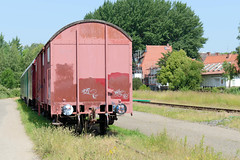 Fotos aus dem Hamburger Stadtteil Bergedorf; abgestellte Eisenbahnwaggons - im Hintergrund der Bahnhof Bergedorf Süd.