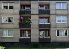 Fotos aus dem Hamburger Stadtteil Bergedorf; Wohnblock im Baustil der 1960er Jahre - Fassade mit gelben Kacheln, Balkons mit schwarzen Fliesen verkleidet.