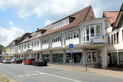 Scheeßel ist eine Ortschaft in der gleichnamigen Gemeinde im Landkreis Rotenburg (Wümme) in Niedersachsen; Wohn- und Geschäftshäuser in der Großen Straße.